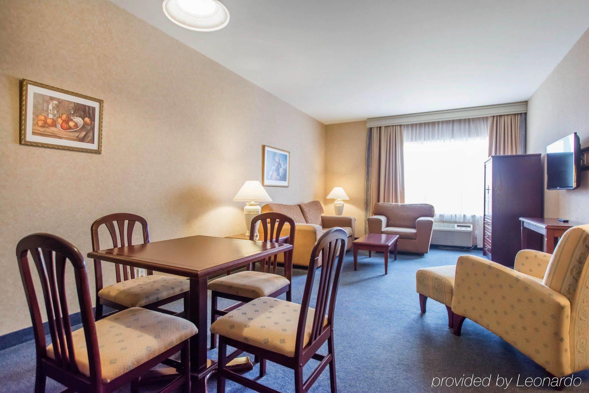 Quality Inn & Suites Brossard Exteriör bild